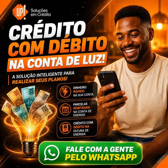 Cliente sorridente simulando o crédito CP Energia usando a conta de luz